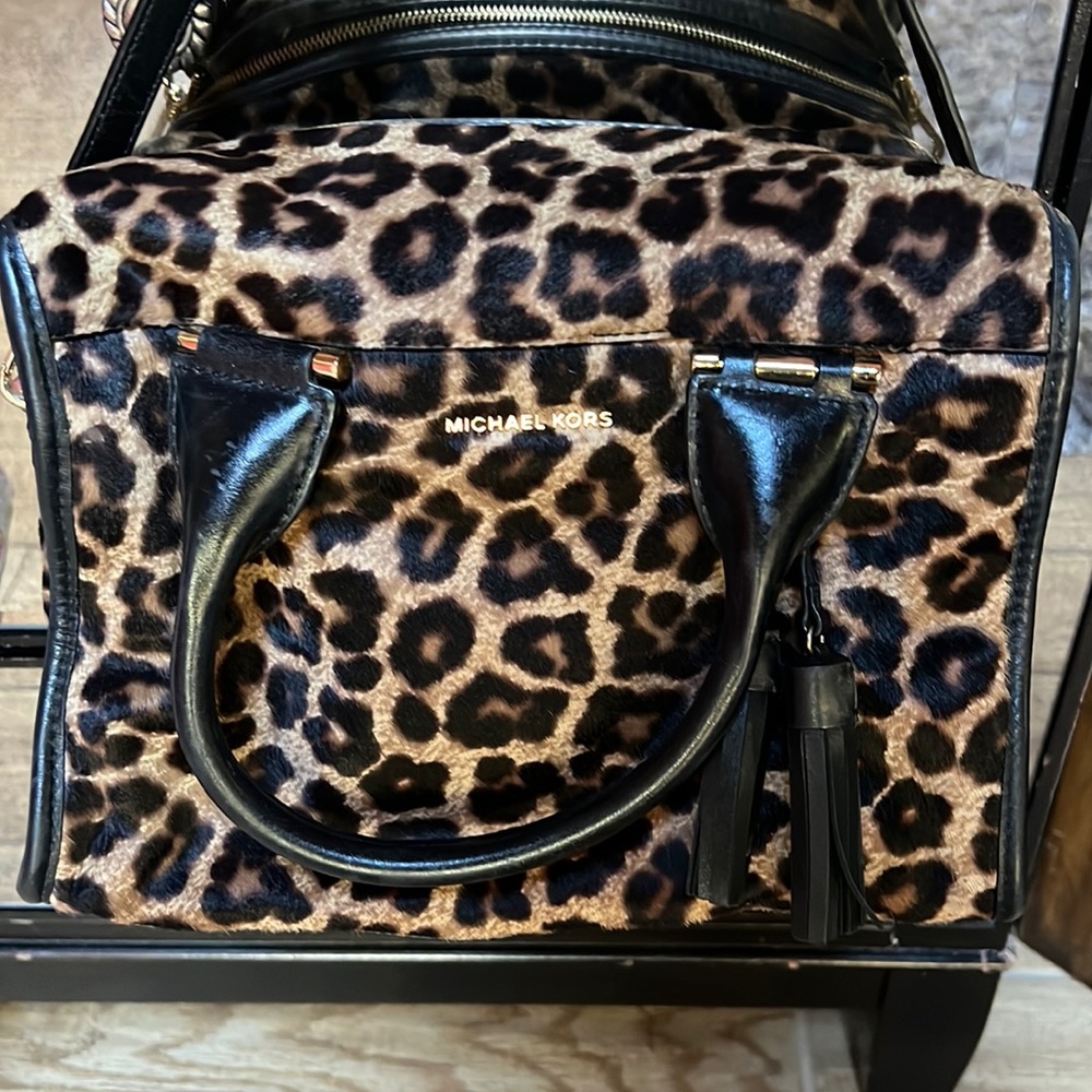 Michael Kors Geneva, Cross Body Fur Leopard print Bag!